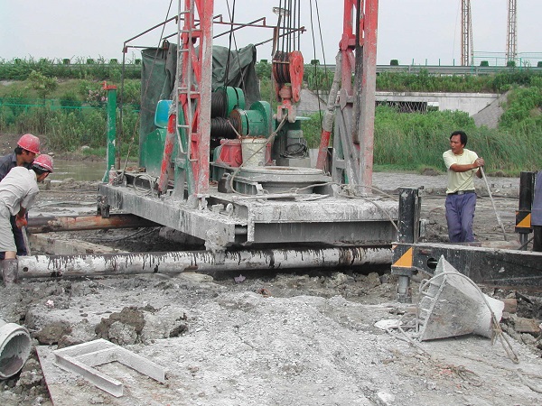 Crawler type GPS pile boring machine
